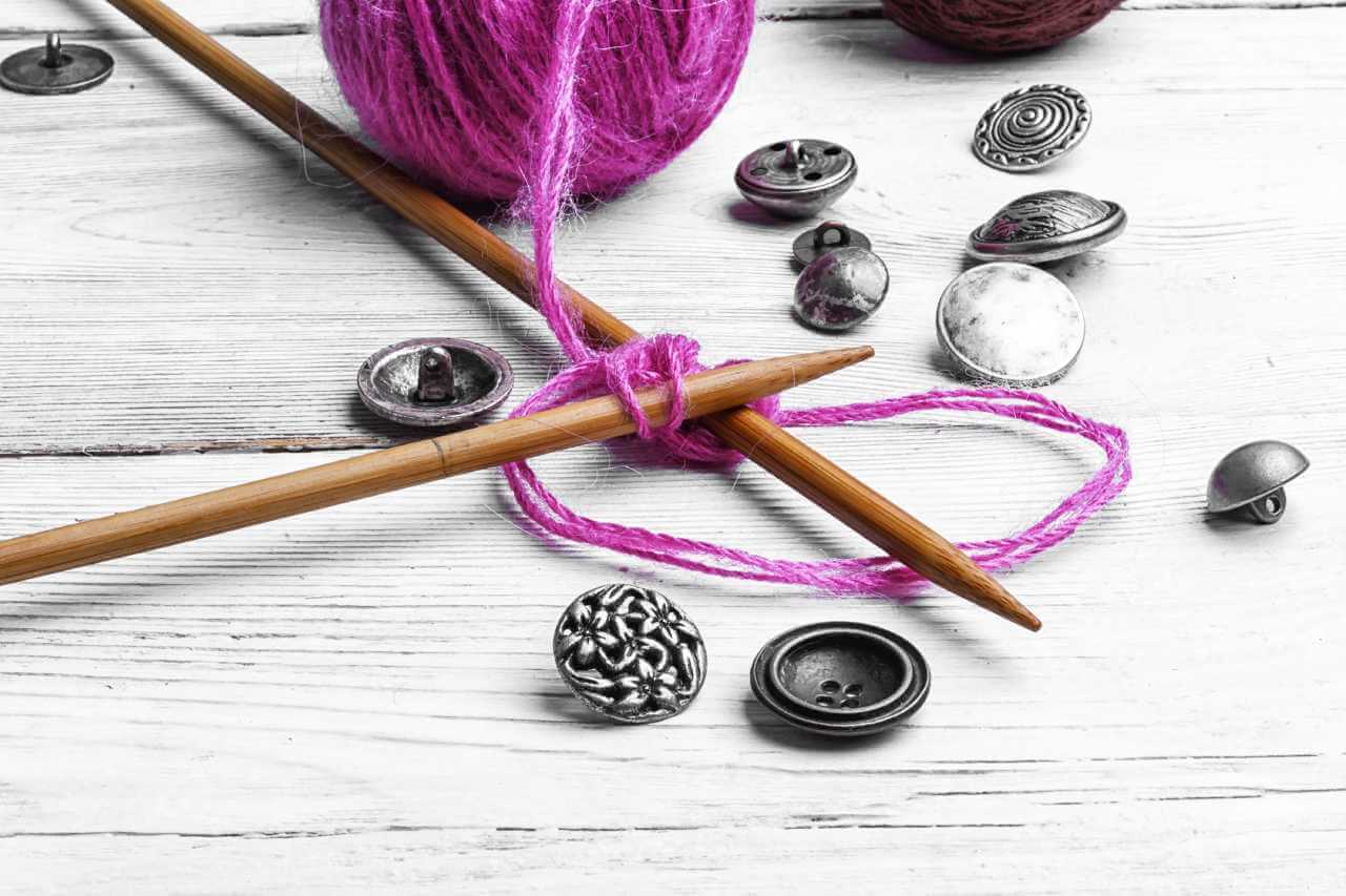 knitting-needles-wool-close-up